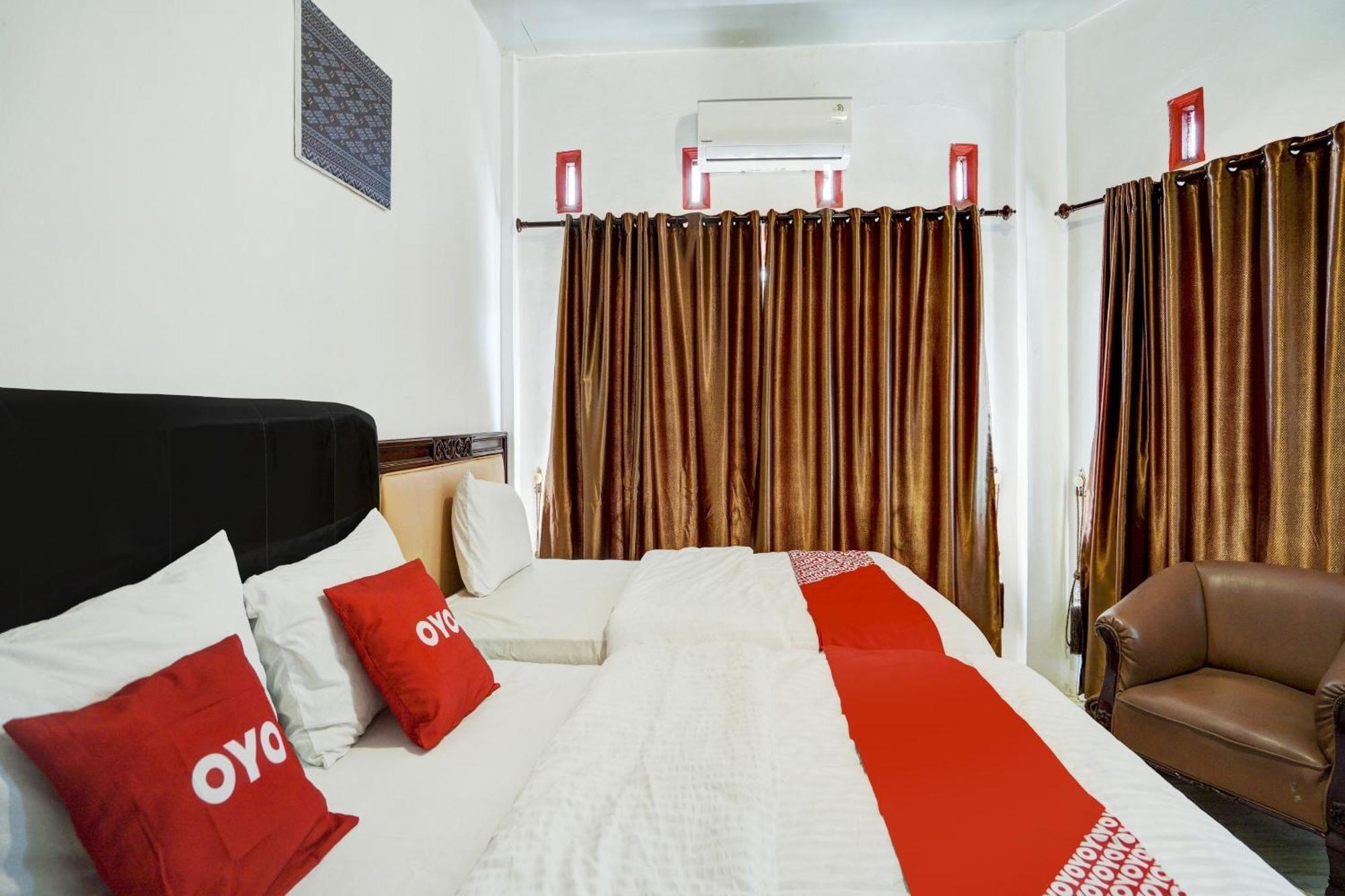 Oyo 90645 Karisma Residence Balige Exterior photo