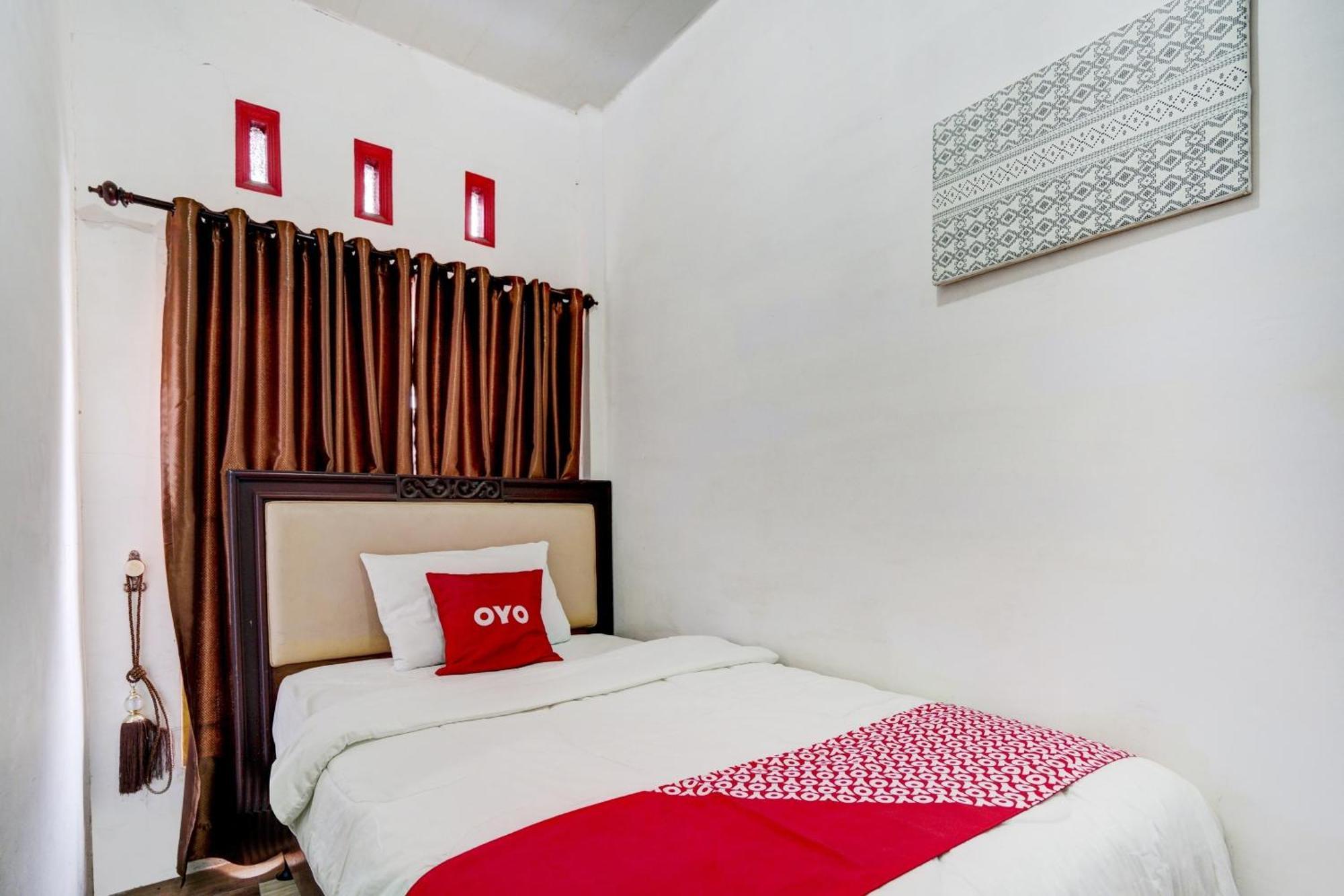 Oyo 90645 Karisma Residence Balige Exterior photo