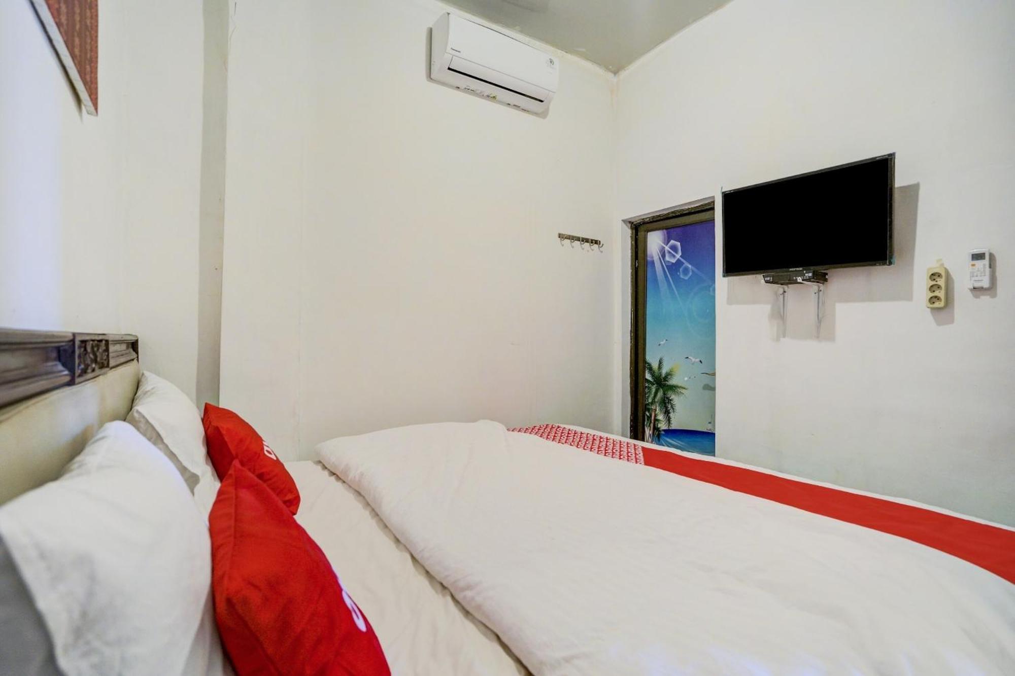 Oyo 90645 Karisma Residence Balige Exterior photo